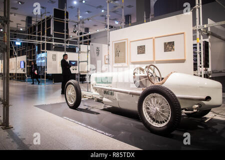 Bonn, Deutschland. 13 Dez, 2018. Ein Mercedes 'Monza' (1924) ist in der Ausstellung "Kino der Moderne - Film in der Weimarer Republik gesehen werden' in der Bundeskunsthalle. Die Ausstellung ist vom 14. Dezember 2018 bis 24. März 2019 zu sehen. Credit: Rolf Vennenbernd/dpa/Alamy leben Nachrichten Stockfoto