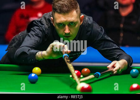 Glasgow, Schottland, Großbritannien. 13. Dez 2018. Kyren Wilson (ENG) vs Joe Perry (ENG) in einem Rennen auf 4 Frames für einen Platz in der vierten Runde Auslosung der BetVictor Scottish Open Snooker Championship, Emirates Arena, Glasgow. Credit: Colin Poultney/Alamy leben Nachrichten Stockfoto