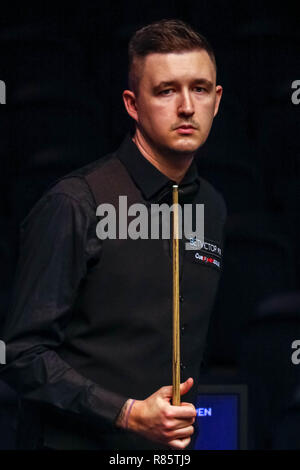 Glasgow, Schottland, Großbritannien. 13. Dez 2018. Kyren Wilson (ENG) vs Joe Perry (ENG) in einem Rennen auf 4 Frames für einen Platz in der vierten Runde Auslosung der BetVictor Scottish Open Snooker Championship, Emirates Arena, Glasgow. Credit: Colin Poultney/Alamy leben Nachrichten Stockfoto