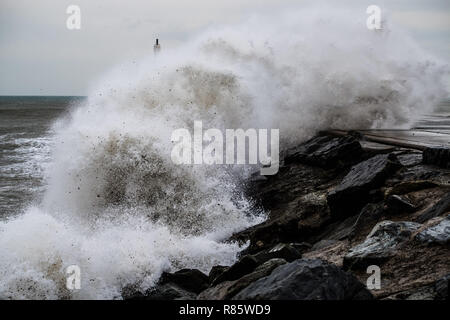 Aberystwyth, Wales. 13. Dez 2018. UK Wetter: Strong gale force Winden und eine Flut kombinieren riesige Wellen gegen das Meer Abwehr in Aberystwyth auf der Cardigan Bay Küste von West Wales zu hämmern. Ein bitter kalt easterly Wind mit Böen bis 36 km/h und eine Frost ist über Nacht, da der Himmel klar Foto Keith Morris/Alamy Leben Nachrichten Prognose Stockfoto