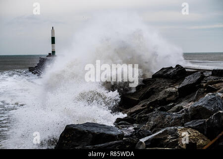 Aberystwyth, Wales. 13. Dez 2018. UK Wetter: Strong gale force Winden und eine Flut kombinieren riesige Wellen gegen das Meer Abwehr in Aberystwyth auf der Cardigan Bay Küste von West Wales zu hämmern. Ein bitter kalt easterly Wind mit Böen bis 36 km/h und eine Frost ist über Nacht, da der Himmel klar Foto Keith Morris/Alamy Leben Nachrichten Prognose Stockfoto