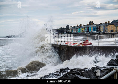 Aberystwyth, Wales. 13. Dez 2018. UK Wetter: Strong gale force Winden und eine Flut kombinieren riesige Wellen gegen das Meer Abwehr in Aberystwyth auf der Cardigan Bay Küste von West Wales zu hämmern. Ein bitter kalt easterly Wind mit Böen bis 36 km/h und eine Frost ist über Nacht, da der Himmel klar Foto Keith Morris/Alamy Leben Nachrichten Prognose Stockfoto