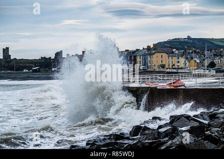 Aberystwyth, Wales. 13. Dez 2018. UK Wetter: Strong gale force Winden und eine Flut kombinieren riesige Wellen gegen das Meer Abwehr in Aberystwyth auf der Cardigan Bay Küste von West Wales zu hämmern. Ein bitter kalt easterly Wind mit Böen bis 36 km/h und eine Frost ist über Nacht, da der Himmel klar Foto Keith Morris/Alamy Leben Nachrichten Prognose Stockfoto