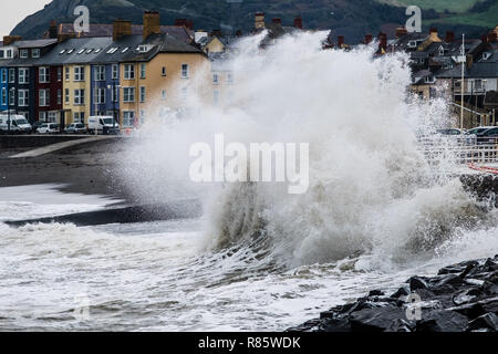 Aberystwyth, Wales. 13. Dez 2018. UK Wetter: Strong gale force Winden und eine Flut kombinieren riesige Wellen gegen das Meer Abwehr in Aberystwyth auf der Cardigan Bay Küste von West Wales zu hämmern. Ein bitter kalt easterly Wind mit Böen bis 36 km/h und eine Frost ist über Nacht, da der Himmel klar Foto Keith Morris/Alamy Leben Nachrichten Prognose Stockfoto