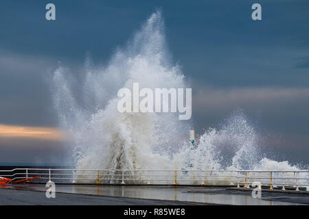 Aberystwyth, Wales. 13. Dez 2018. UK Wetter: Strong gale force Winden und eine Flut kombinieren riesige Wellen gegen das Meer Abwehr in Aberystwyth auf der Cardigan Bay Küste von West Wales zu hämmern. Ein bitter kalt easterly Wind mit Böen bis 36 km/h und eine Frost ist über Nacht, da der Himmel klar Foto Keith Morris/Alamy Leben Nachrichten Prognose Stockfoto