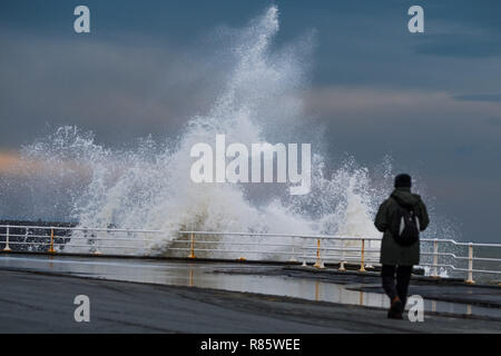 Aberystwyth, Wales. 13. Dez 2018. UK Wetter: Strong gale force Winden und eine Flut kombinieren riesige Wellen gegen das Meer Abwehr in Aberystwyth auf der Cardigan Bay Küste von West Wales zu hämmern. Ein bitter kalt easterly Wind mit Böen bis 36 km/h und eine Frost ist über Nacht, da der Himmel klar Foto Keith Morris/Alamy Leben Nachrichten Prognose Stockfoto