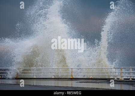 Aberystwyth, Wales. 13. Dez 2018. UK Wetter: Strong gale force Winden und eine Flut kombinieren riesige Wellen gegen das Meer Abwehr in Aberystwyth auf der Cardigan Bay Küste von West Wales zu hämmern. Ein bitter kalt easterly Wind mit Böen bis 36 km/h und eine Frost ist über Nacht, da der Himmel klar Foto Keith Morris/Alamy Leben Nachrichten Prognose Stockfoto