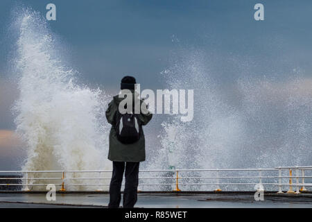 Aberystwyth, Wales. 13. Dez 2018. UK Wetter: Strong gale force Winden und eine Flut kombinieren riesige Wellen gegen das Meer Abwehr in Aberystwyth auf der Cardigan Bay Küste von West Wales zu hämmern. Ein bitter kalt easterly Wind mit Böen bis 36 km/h und eine Frost ist über Nacht, da der Himmel klar Foto Keith Morris/Alamy Leben Nachrichten Prognose Stockfoto