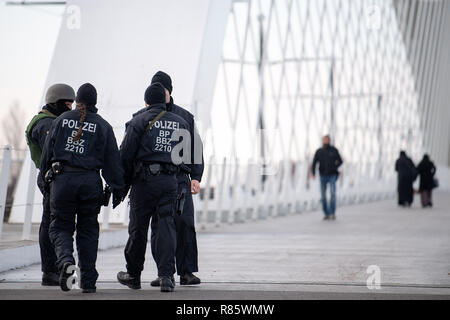 Kehl, Deutschland. 13 Dez, 2018. Deutsche Polizisten stand auf der Rheinbrücke und die deutsch-französischen Grenze. Nach den schweren Terroranschlägen in Straßburg, Polizei in Frankreich und Deutschland werden die Jagd nach dem Assassinen. Credit: Sebastian Gollnow/dpa/Alamy leben Nachrichten Stockfoto