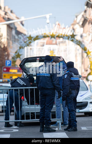 Straßburg, Frankreich. 13. Dez 2018. Bullen sind ein Auto an der Altstadt Eingang. Nach den schweren Terroranschlägen in Straßburg, Polizei in Frankreich und Deutschland werden die Jagd nach dem Assassinen. Credit: Sebastian Gollnow/dpa/Alamy leben Nachrichten Stockfoto