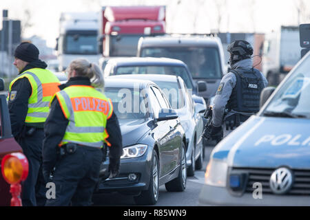 Kehl, Deutschland. 13 Dez, 2018. Deutsche Polizisten steuern den Datenverkehr an der deutsch-französischen Grenze. Nach den schweren Terroranschlägen in Straßburg, Polizei in Frankreich und Deutschland werden die Jagd nach dem Assassinen. Credit: Sebastian Gollnow/dpa/Alamy leben Nachrichten Stockfoto