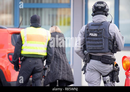 Kehl, Deutschland. 13 Dez, 2018. Deutsche Polizisten prüfen ein Auto nach einem Angriff in der Straßburger Weihnachtsmarkt an der deutsch-französischen Grenze. Die Anti-terror-Spezialisten des Büros des Pariser Staatsanwaltschaft die Ermittlungen übernommen haben. Credit: Sebastian Gollnow/dpa/Alamy leben Nachrichten Stockfoto