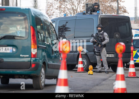 Kehl, Deutschland. 13 Dez, 2018. Deutsche Polizisten steuern den Datenverkehr an der deutsch-französischen Grenze. Nach den schweren Terroranschlägen in Straßburg, Polizei in Frankreich und Deutschland werden die Jagd nach dem Assassinen. Credit: Sebastian Gollnow/dpa/Alamy leben Nachrichten Stockfoto