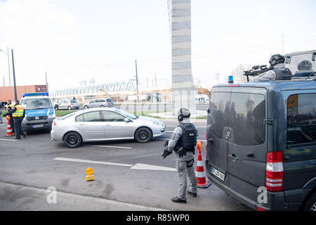 Kehl, Deutschland. 13 Dez, 2018. Deutsche Polizisten steuern den Datenverkehr an der deutsch-französischen Grenze. Nach den schweren Terroranschlägen in Straßburg, Polizei in Frankreich und Deutschland werden die Jagd nach dem Assassinen. Credit: Sebastian Gollnow/dpa/Alamy leben Nachrichten Stockfoto