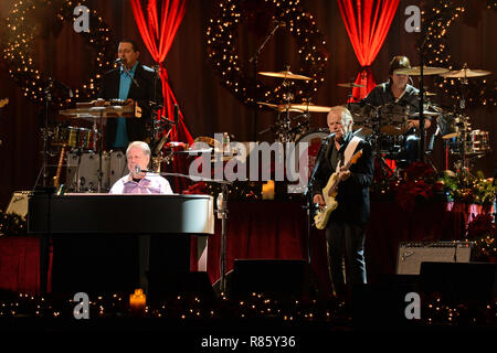 Hollywood, FL, USA. 12 Dez, 2018. Brian Wilson und Al Jardine während der Weihnachten album Tour am Hard Rock Events Center am Seminole Hard Rock Hotel & Casino am Dezember 12, 2018 in Hollywood, Florida stattfinden. Quelle: MPI04/Medien Punch/Alamy leben Nachrichten Stockfoto