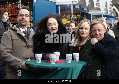 Links zu rightn. r. Jan Josef Liefers (spielt Professor Karl-Friedrich Boerne), Mechthild Großmann (spielt Wilhelmine Klemm), Friederike KEMTER (spielt Nadeschda Krusenstern), Axel Prahl (spielt Kommissar Frank Thiel), halb Bild, halb Abbildung, Landschaft, Shooting für die Münster Tatort Episode" dann der Mörder ist an der Tür", 11.12.2018, | Verwendung weltweit Stockfoto