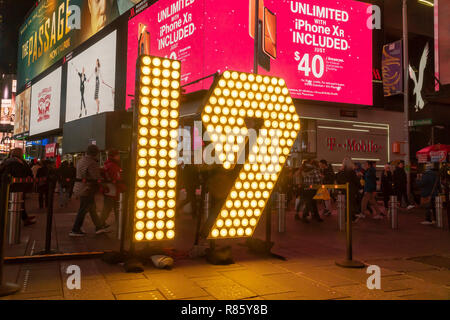 New York, New York/USA - Dezember 12, 2018 Besucher der Times Square in New York Posieren vor der beiden sieben Fuß - hohe Ziffern '1' und '9' auf dem Times Square in New York am Mittwoch, 12. Dezember 2019. Die '19' ist ein Teil der LED-Anzeige auf einem Times Square, die bis um Mitternacht, 1. Januar Licht aus Schreibung '2019' beginnt das neue Jahr. Die sieben Meter hohe Nummern nutzen energieeffiziente LED-Lampen, die das ganze Jahr anhalten wird, nie geändert werden. (© Richard B. Levine) Credit: Richard Levine/Alamy leben Nachrichten Stockfoto