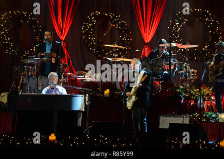 Hollywood, FL, USA. 12 Dez, 2018. Brian Wilson und Al Jardine während der Weihnachten album Tour am Hard Rock Events Center am Seminole Hard Rock Hotel & Casino am Dezember 12, 2018 in Hollywood, Florida stattfinden. Quelle: MPI04/Medien Punch/Alamy leben Nachrichten Stockfoto