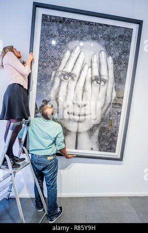 London, Großbritannien. 13. Dezember, 2018. Spiegel II von Tigran Tsitoghdzyan - Jenseits der Realität (13. - 28. Dezember), eine kollektive zeigen weltweit führender hyperrealistischen Künstler im Opera Gallery, New Bond Street. Credit: Guy Bell/Alamy leben Nachrichten Stockfoto