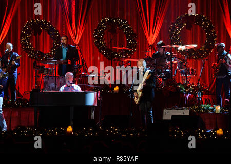 Hollywood, FL, USA. 12 Dez, 2018. Brian Wilson und Al Jardine während der Weihnachten album Tour am Hard Rock Events Center am Seminole Hard Rock Hotel & Casino am Dezember 12, 2018 in Hollywood, Florida stattfinden. Quelle: MPI04/Medien Punch/Alamy leben Nachrichten Stockfoto