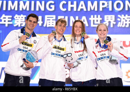 Hangzhou, China Zhejiang Provinz. 13 Dez, 2018. (L und R) Michael Andrew, Caeleb Dressel, Olivia Smoliga und Kelsi Dahlia der Vereinigten Staaten stellen mit ihren Medaillen während der Verleihung von Gemischt 4 X 50 m Medley Relay Endrunde am 14. FINA Schwimmweltmeisterschaften (25 m) in Hangzhou, China Zhejiang Provinz, am Dez. 13, 2018. Team USA behauptete den Titel mit 1:36.40. Credit: Xia Yifang/Xinhua/Alamy leben Nachrichten Stockfoto