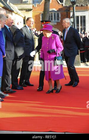 Ihre Majestät die Königin (Elizabeth II) von Seiner Königlichen Hoheit des Herzogs von York (Prinz Andrew), gesehen, die ehrenwerte Gesellschaft von Lincoln Inn zu den neuen Ashworth Center offiziell eröffnet und das kürzlich renovierte große Halle von London open begleitet. Stockfoto