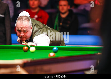 Glasgow, Schottland, Großbritannien. 13. Dezember, 2018. John Higgins (SCO) vs Yan Bingtao (CHN) in einem Rennen auf 4 Frames für einen Platz in der vierten Runde Auslosung der BetVictor Scottish Open Snooker Championship, Emirates Arena, Glasgow. Credit: Colin Poultney/Alamy leben Nachrichten Stockfoto