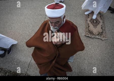 Mitglieder der Samariter Gemeinschaft versammeln, um an einem frühen Morgen Pessah Gebete zum Ende des Passah Urlaub zu markieren, auf dem Berg Garizim in der Nähe der Stadt Nablus im Westjordanland, 06. Mai 2018. Die Samariter, ein ethnoreligious Gruppe des Levant aus der Israeliten oder Hebräer, des Alten Orients, Claim Abstieg vom Stamm Ephraim und Stamm Manasse (zwei Söhne von Joseph). Nach der Thora, das Passah schlachten erste war in der Nacht von den Israeliten Exodus aus Ägypten angeboten. Foto: Ayman Nobani/dpa | Verwendung weltweit Stockfoto