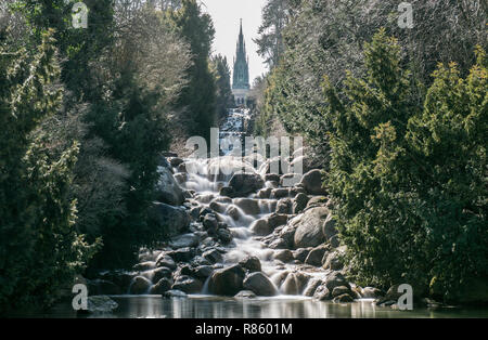 Berlin, Deutschland. 02 Apr, 2018. Der Wasserfall vor der preußische Nationaldenkmal für die Befreiungskriege (oben). Der Wasserfall im Viktoriapark in Kreuzberg ist ein beliebtes Ziel bei schönem Wetter. (Langzeitbelichtung) Credit: Paul Zinken/dpa | Verwendung weltweit/dpa/Alamy leben Nachrichten Stockfoto