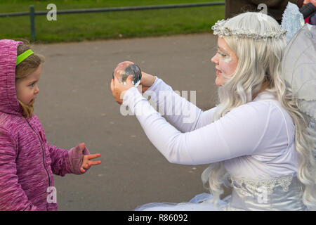 Bournemouth, Dorset, Großbritannien. 13. Dez 2018. Der Winter Fairy mit ihrer Kristallkugel bringt einen Hauch von Ethereal Magie, wie Sie durchstreift um Bournemouth Gärten verlassen, denen sie spellbound erfüllt. Credit: Carolyn Jenkins/Alamy leben Nachrichten Stockfoto