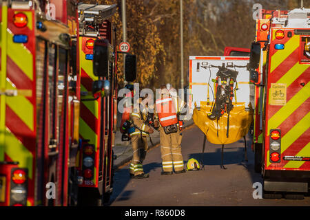 London, Großbritannien. 13. Dezember, 2018. Rund 20 Brand engins und Support Fahrzeuge nehmen an einem zweitägigen Übung zu einem emegency auf der U-Bahnstation Clapham South. Credit: Guy Bell/Alamy leben Nachrichten Stockfoto