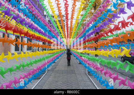 Chengdu, China. 13 Dez, 2018. Bunte pinwheels die Straße in Chengdu, Dekorieren, im Südwesten der chinesischen Provinz Sichuan. Credit: SIPA Asien/ZUMA Draht/Alamy leben Nachrichten Stockfoto