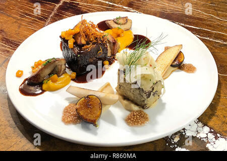 Napa, CA, USA. 26 Okt, 2018. Morimoto Napa Executive Chef Sean Massey bereitet Rotes Miso geschmorte Snake River Farmen kurze Rippe mit butternut squash Drei-Möglichkeiten. Credit: Napa Senke-Register/ZUMA Draht/Alamy leben Nachrichten Stockfoto