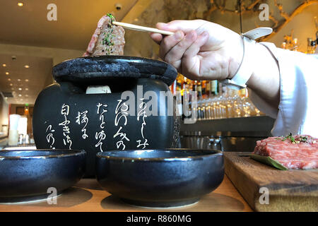 Napa, CA, USA. 26 Okt, 2018. Ishi yaki Japanische 5 Rindfleisch präsentiert von Morimoto Napa Executive Chef Sean Massey. Credit: Napa Senke-Register/ZUMA Draht/Alamy leben Nachrichten Stockfoto