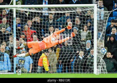 12. Dezember 2018, das Etihad Stadium, Manchester, England; UEFA Champions League Fußball, Manchester City gegen Hoffenheim, Hoffenheim Torwart Oliver Baumann nicht halten kann der Schuß von Leroy Sane von Manchester City für 1-1 Stockfoto