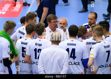 Hamburg, Deutschland. 13 Dez, 2018. Männer: DVV Pokal, Halbfinale, SVG Lüneburg - Berlin Volleys, in der CU-Arena. Lüneburg's Coach Stefan Hübner (M) und hinter ihm Lüneburger Technischer Leiter Bernd Schlesinger sprechen Sie mit den Spielern am Anfang. Quelle: Rainer Jensen/dpa/Alamy leben Nachrichten Stockfoto