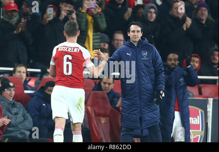 London, UK, 13. Dezember, 2018 Laurent Koscielny von Arsenal schaft Hände mit Unai Emery von Arsenal während Europa League Gruppe E zwischen Arsenal und der Qarabag FK im Emirates Stadium, London, England am 13. Dez 2018. Kredit Aktion Foto Sport Stockfoto