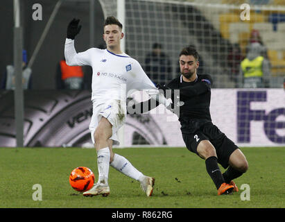 Kiew, Ukraine. 13 Dez, 2018. Benjamin Verbic (L) von Dynamo mias Für die Kugel mit David Hovorka (R) von Jablonec während der UEFA Europa League Gruppe K Fußballspiel zwischen dem FC Dynamo Kiew und FC Jablonec an der NSK Olimpiyskiy in Kiew, Ukraine, 13. Dezember 2018. Credit: anatolii Stepanov/ZUMA Draht/Alamy leben Nachrichten Stockfoto