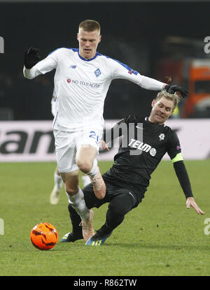 Kiew, Ukraine. 13 Dez, 2018. Mykyta Burda (L) von Dynamo mias Für die Kugel mit Tomas Hubschman (R) von Jablonec während der UEFA Europa League Gruppe K Fußballspiel zwischen dem FC Dynamo Kiew und FC Jablonec an der NSK Olimpiyskiy in Kiew, Ukraine, 13. Dezember 2018. Credit: anatolii Stepanov/ZUMA Draht/Alamy leben Nachrichten Stockfoto