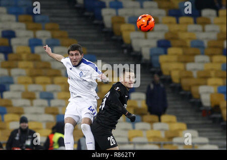 Kiew, Ukraine. 13 Dez, 2018. Heorhii Tsitaishvili (L) von Dynamo mias Für die Kugel mit Tomas Bohrungen R) von Jablonec während der UEFA Europa League Gruppe K Fußballspiel zwischen dem FC Dynamo Kiew und FC Jablonec an der NSK Olimpiyskiy in Kiew, Ukraine, 13. Dezember 2018. Credit: anatolii Stepanov/ZUMA Draht/Alamy leben Nachrichten Stockfoto