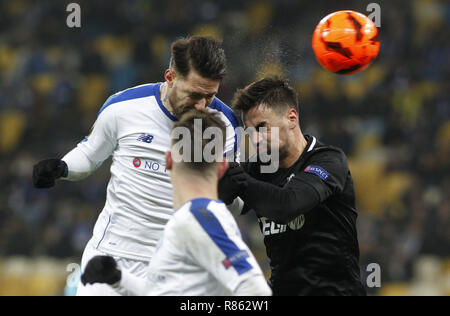 Kiew, Ukraine. 13 Dez, 2018. Tamas Kadar (L) von Dynamo mias Für die Kugel mit David Hovorka (R) von Jablonec während der UEFA Europa League Gruppe K Fußballspiel zwischen dem FC Dynamo Kiew und FC Jablonec an der NSK Olimpiyskiy in Kiew, Ukraine, 13. Dezember 2018. Credit: anatolii Stepanov/ZUMA Draht/Alamy leben Nachrichten Stockfoto