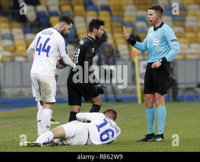 Kiew, Ukraine. 13 Dez, 2018. Schiedsrichter aus Island Vilhjálmur Thorarinsson (R) Gesten während der UEFA Europa League Gruppe K Fußballspiel zwischen dem FC Dynamo Kiew und FC Jablonec an der NSK Olimpiyskiy in Kiew, Ukraine, 13. Dezember 2018. Credit: anatolii Stepanov/ZUMA Draht/Alamy leben Nachrichten Stockfoto