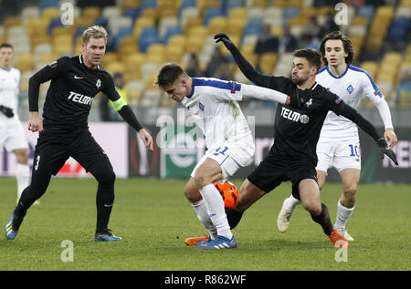 Kiew, Ukraine. 13 Dez, 2018. Artem Besedin (L) von Dynamo mias Für die Kugel mit David Hovorka (R) von Jablonec während der UEFA Europa League Gruppe K Fußballspiel zwischen dem FC Dynamo Kiew und FC Jablonec an der NSK Olimpiyskiy in Kiew, Ukraine, 13. Dezember 2018. Credit: anatolii Stepanov/ZUMA Draht/Alamy leben Nachrichten Stockfoto