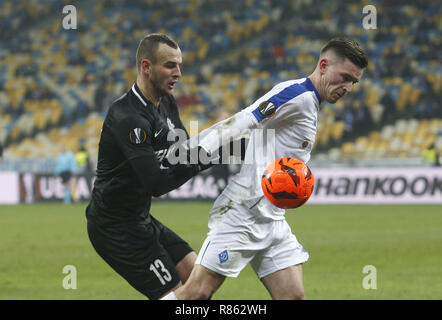 Kiew, Ukraine. 13 Dez, 2018. David Lischka (L) von Jablonec mias Für den Ball mit Benjamin Verbic (R) von Dynamo in der UEFA Europa League Gruppe K Fußballspiel zwischen dem FC Dynamo Kiew und FC Jablonec an der NSK Olimpiyskiy in Kiew, Ukraine, 13. Dezember 2018. Credit: anatolii Stepanov/ZUMA Draht/Alamy leben Nachrichten Stockfoto