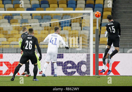 Kiew, Ukraine. 13 Dez, 2018. Martin Dolezal (R) von Jablonec ein Tor während der UEFA Europa League Gruppe K Fußballspiel zwischen dem FC Dynamo Kiew und FC Jablonec an der NSK Olimpiyskiy in Kiew, Ukraine, 13. Dezember 2018. Credit: anatolii Stepanov/ZUMA Draht/Alamy leben Nachrichten Stockfoto