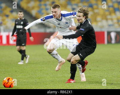 Kiew, Ukraine. 13 Dez, 2018. Mykyta Burda (L) von Dynamo mias Für den Ball mit Matej Hanousek (R) von Jablonec während der UEFA Europa League Gruppe K Fußballspiel zwischen dem FC Dynamo Kiew und FC Jablonec an der NSK Olimpiyskiy in Kiew, Ukraine, 13. Dezember 2018. Credit: anatolii Stepanov/ZUMA Draht/Alamy leben Nachrichten Stockfoto