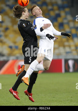 Kiew, Ukraine. 13 Dez, 2018. Matej Hanousek (L) von Jablonec mias Für die Kugel mit Viktor Tsygankov (R) von Dynamo in der UEFA Europa League Gruppe K Fußballspiel zwischen dem FC Dynamo Kiew und FC Jablonec an der NSK Olimpiyskiy in Kiew, Ukraine, 13. Dezember 2018. Credit: anatolii Stepanov/ZUMA Draht/Alamy leben Nachrichten Stockfoto