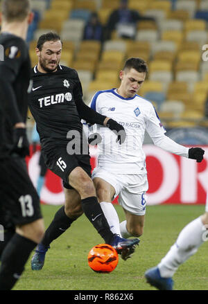 Kiew, Ukraine. 13 Dez, 2018. Martin Dolezal (L) von Jablonec mias Für den Ball mit Wladimir Шепелев (R) von Dynamo in der UEFA Europa League Gruppe K Fußballspiel zwischen dem FC Dynamo Kiew und FC Jablonec an der NSK Olimpiyskiy in Kiew, Ukraine, 13. Dezember 2018. Credit: anatolii Stepanov/ZUMA Draht/Alamy leben Nachrichten Stockfoto