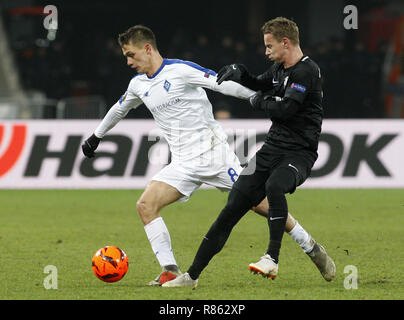 Kiew, Ukraine. 13 Dez, 2018. Volodymyr Shepeliev (L) von Dynamo mias Für die Kugel mit Jan Chramosta (R) von Jablonec während der UEFA Europa League Gruppe K Fußballspiel zwischen dem FC Dynamo Kiew und FC Jablonec an der NSK Olimpiyskiy in Kiew, Ukraine, 13. Dezember 2018 Quelle: anatolii Stepanov/ZUMA Draht/Alamy leben Nachrichten Stockfoto
