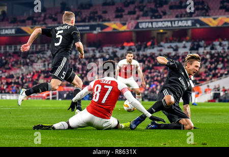 London, Großbritannien. 13. Dezember, 2018. Bukayo Saka von Arsenal schiebt die Kugel während der UEFA Europa League Spiel zwischen Arsenal und Qarabag FK im Emirates Stadium, London, England am 13. Dezember 2018. Foto von Phil Hutchinson. Nur die redaktionelle Nutzung, eine Lizenz für die gewerbliche Nutzung erforderlich. Keine Verwendung in Wetten, Spiele oder einer einzelnen Verein/Liga/player Publikationen. Credit: UK Sport Pics Ltd/Alamy leben Nachrichten Stockfoto